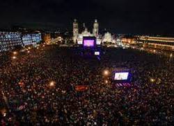 le-zocalo-de-mexico-rempli-pour-le-concert-de-silvio-rodriguez