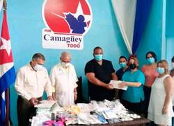 lartiste-cubain-michel-mirabal-fait-des-dons-aux-institutions-de-camaguey