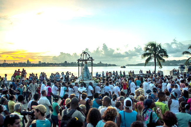 le-pelerinage-de-notre-dame-de-regla-la-vierge-noire-cubaine-vetue-de-bleu