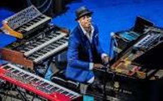 le-pianiste-roberto-fonseca-monte-sur-scene-au-jazz-plaza-a-cuba