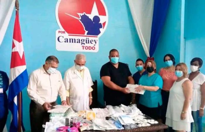 lartiste-cubain-michel-mirabal-fait-des-dons-aux-institutions-de-camaguey