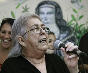 le-president-de-cuba-rend-hommage-a-la-celebre-troubadour-sara-gonzalez