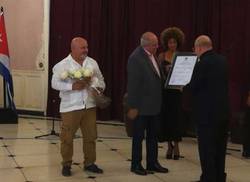 entregan-a-miguel-barnet-titulo-de-doctor-honoris-causa-de-la-universidad-de-las-artes