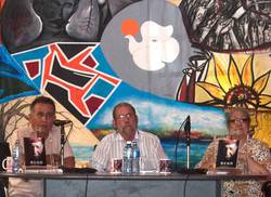 presentan-libro-sobre-hugo-chavez-por-karin-morejon-nellar