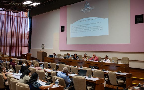 asamblea-nacional-debate-sobre-las-industrias-culturales-y-creativas-en-cuba