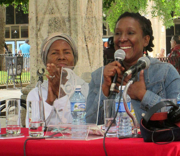 fe-en-disfraz-de-la-puertorriquena-mayra-santos-febres-en-el-sabado-del-libro-por-susana-mendez-munoz