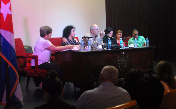 hay-que-cerrar-filas-y-defender-la-politica-cultural-de-la-revolucion