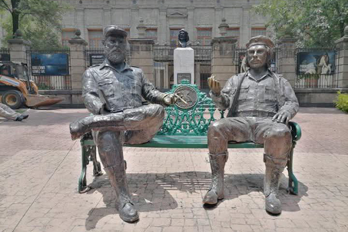 indignacion-en-mexico-por-retirada-de-estatuas-de-fidel-y-el-che