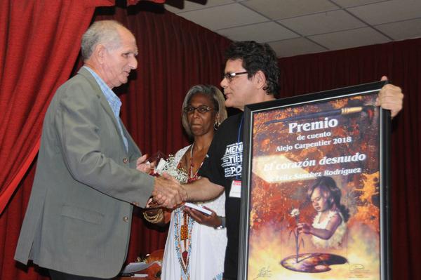 otorgan-premios-nacionales-de-novela-cuento-y-ensayo-en-fil-cuba-2018-por-yanais-vega-bacallao