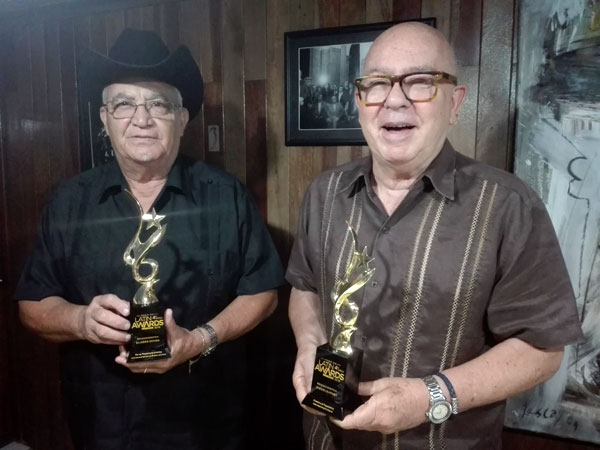 reciben-miguel-barnet-y-eliades-ochoa-premio-latin-awards-canada
